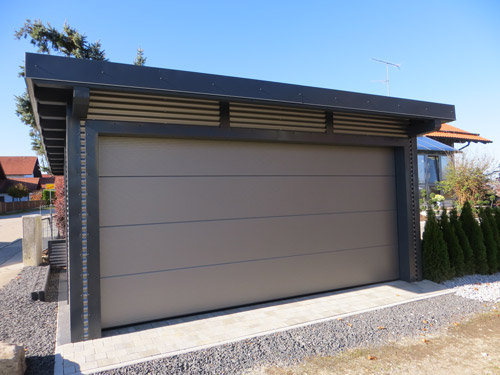 Garage | Fassadenverkleidung mit Wellblech und Lysenenh Frontansicht